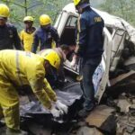 केदारनाथ हाईवे पर गाड़ी पर गिरा बोल्डर, महिला की मौत, 10 घायल