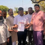 धरना स्थल पहुंचे एसडीएम-तहसीलदार, किसानों संग वार्ता रही बेनतीजा
