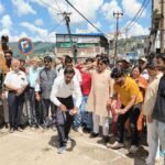 बदहाल सड़कों के विरोध में कांग्रेस का प्रदर्शन, गड्ढों पर पेंट कर जताया विरोध