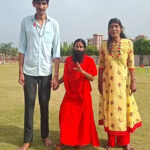 रामदेव से मिला दुनिया का सबसे लंबा किशोर, योग और आसन की लेगा प्रशिक्षण