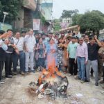 डॉक्टरों के तबादलों के विरोध में कांग्रेस का प्रदर्शन, मुख्यमंत्री और स्वास्थ्य मंत्री का पुतला फूंका