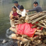 काफलीगैर में बेटियों ने मां को मुखाग्नि दी