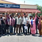 सड़क के लिए दाबू हड़ाप के ग्रामीणों का प्रदर्शन
