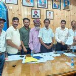 खराब सड़कों को लेकर कांग्रेस का पीडब्ल्यूडी कार्यालय पर प्रदर्शन, अधिशासी अभियंता का किया घेराव
