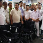 कांग्रेस नेता महेश पांडे ने भेंट किए दो ह्वीलचेयर