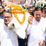 मुख्यमंत्री धामी  ने पार्थिव शरीर को कंधा देकर अंतिम विदाई