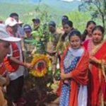 पेड़ों को बांधा रक्षा सूत्र, पर्यावरण संरक्षण का लिया संकल्प