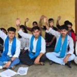 एनएसयूआई कार्यकर्ताओं ने दिया धरना