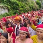 खत शिलगांव की ध्यांटूडियों ने महासू देवता को अर्पित की एक किलो चांदी की देव डोरिया
