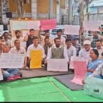 कांग्रेस ने सीईसी के इस्तीफे की मांग को लेकर प्रदर्शन किया