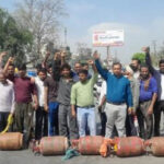रसोई गैस की कमी पर फूटा गुस्सा, सिलेंडर रखकर लगाया जाम  