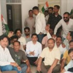 अघोषित बिजली कटौती के विरोध में कांग्रेस ने किया बिजली घर का घेराव