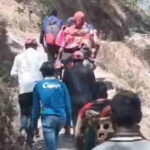 बीमार महिला को डंडी से पांच किमी पैदल चलकर पहुंचाया अस्पताल