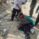 क्वारब डेंजर जोन में बोल्डर गिरने से स्कूटी सवार घायल