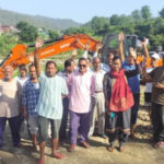 गरुड में खनन के विरोध में नदी में उतरे ग्रामीण,मशीन रुकवाई