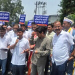 पुलिस जवानों को 4600 ग्रेड पे की मांग पर कूच सुभाष रोड पर रोका