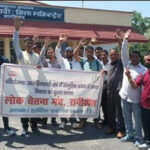 सड़क के लिए ग्रामीणों ने किया प्रदर्शन