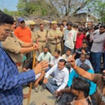 ध्वस्तीकरण रोकने को जेसीबी के आगे लेटे लोग