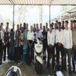 टोल प्लाजा में स्थानीय लोगों को किसानों छूट देने की मांग को लेकर धरना