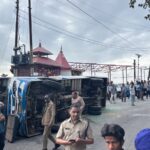 खुपी की खामोशी को चीर गई चीख: भवाली रोड पर दर्दनाक बस हादसा, एक की मौत, सात घायल