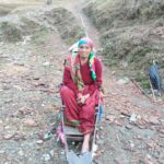 डोली के सहारे जिंदगी: दरणा गाँव में सड़क के अभाव में 78 वर्षीय बुजुर्ग को कंधों पर ढोकर पहुंचाया अस्पताल