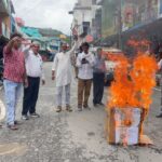 गरुड में कांग्रेस ने प्रदेश सरकार के खिलाफ किया प्रदर्शन