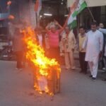 गरुड़ में कांग्रेस कार्यकर्ताओं ने फूंका मुख्य चुनाव आयुक्त का पुतला, तत्काल बर्खास्तगी की मांग