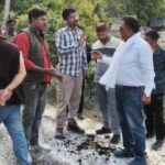 मिट्टी पर डामर बिछाने का खेल उजागर, कपकोट में सड़क निर्माण पर उठे गंभीर सवाल